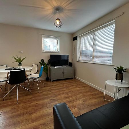 Three Bedroom Townhouse With Parking Telford Exterior photo