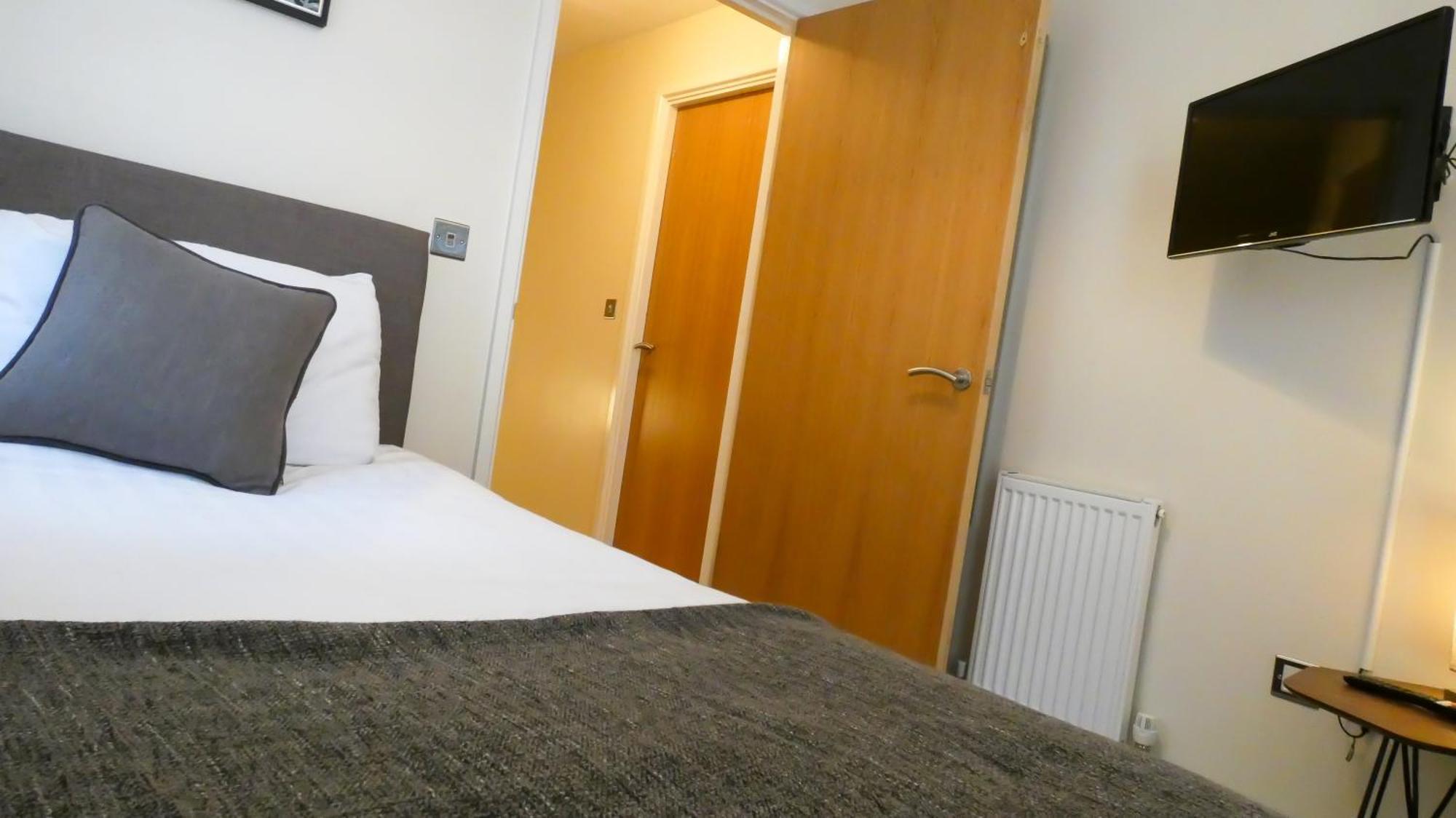 Three Bedroom Townhouse With Parking Telford Room photo