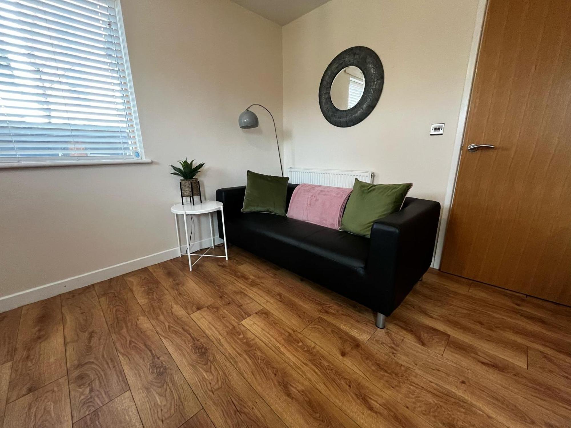 Three Bedroom Townhouse With Parking Telford Exterior photo