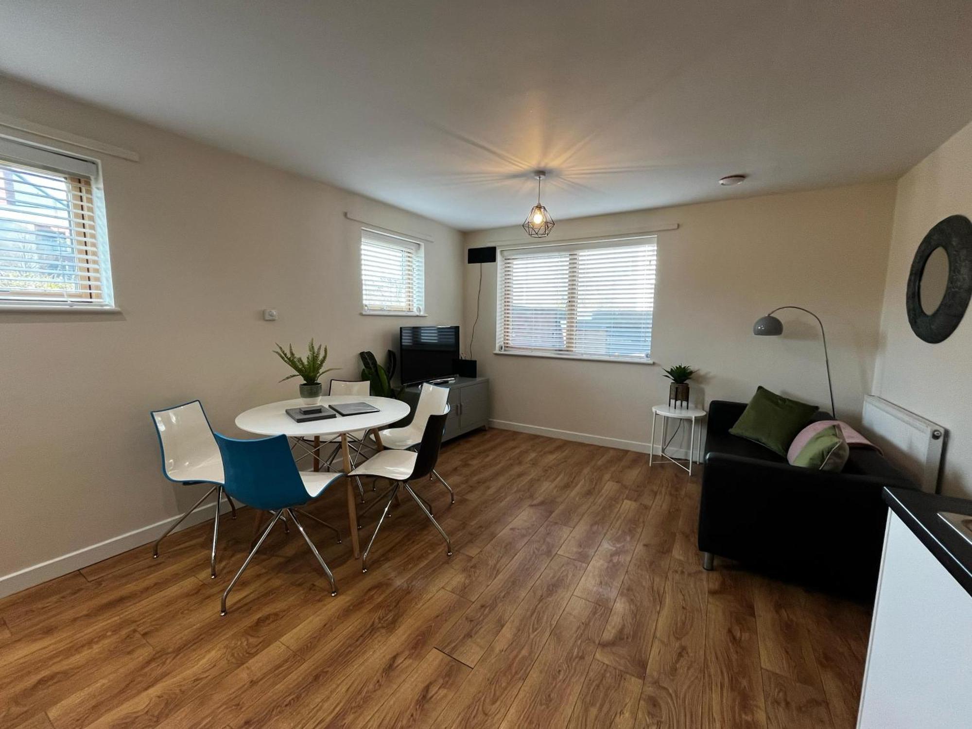 Three Bedroom Townhouse With Parking Telford Exterior photo