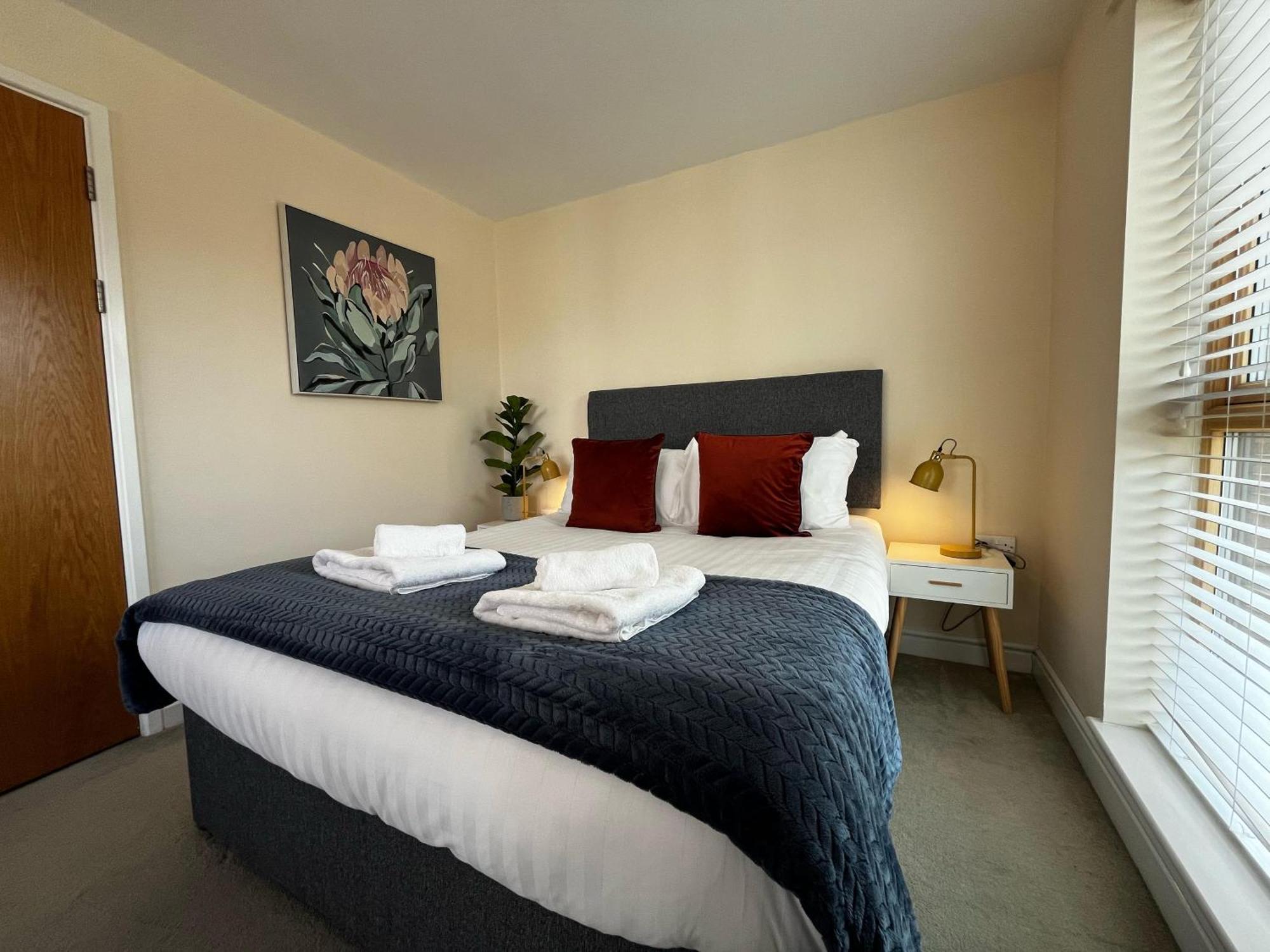 Three Bedroom Townhouse With Parking Telford Exterior photo